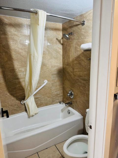 Bathroom 3, Plaza Inn, Howard