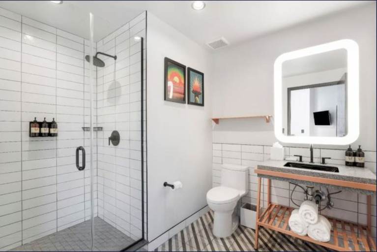 Bathroom 4, Waymore's Guest House, Davidson
