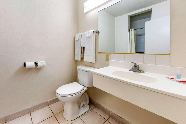 Bathroom 2, Econo Lodge on Historic Route 66, San Bernardino