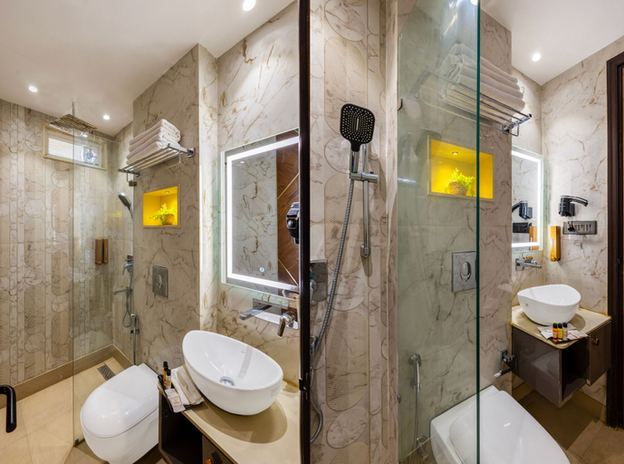 Bathroom 5, The Bella Express, Delhi