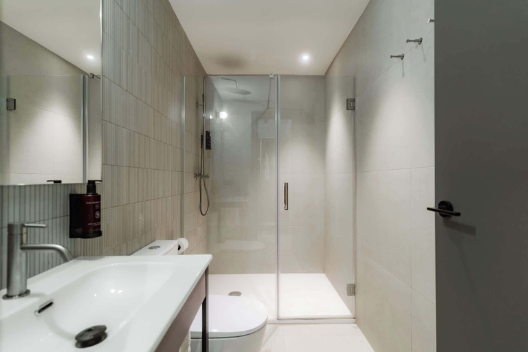 Bathroom 4, Design Suites by Olala Homes, Barcelona