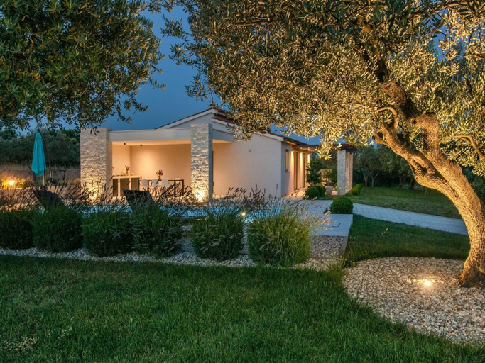 4, Luxe villa with jacuzzi and pool, Marčana