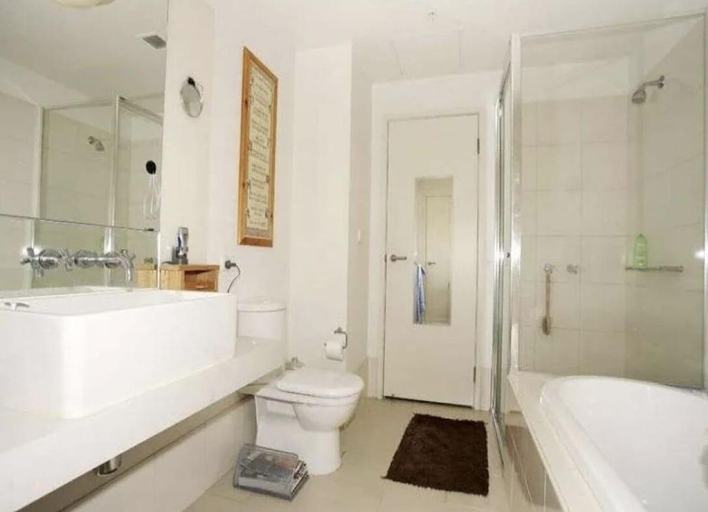 Bathroom 3, Luxurious Apartment with City Views  Yarra River, Melbourne