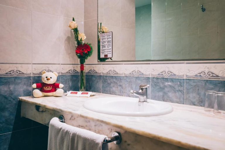 Bathroom 5, Grand Muthu Golf Plaza Hotel, Santa Cruz de Tenerife