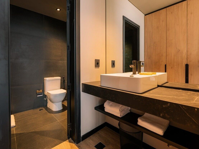Bathroom 5, Bravo Hotel, n.a351