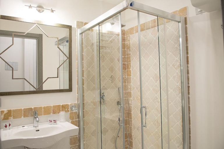 Bathroom 4, Cutimare, Messina