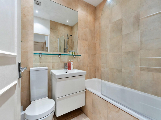 Bathroom, Apartment in Pimlico near Tate Britain, London