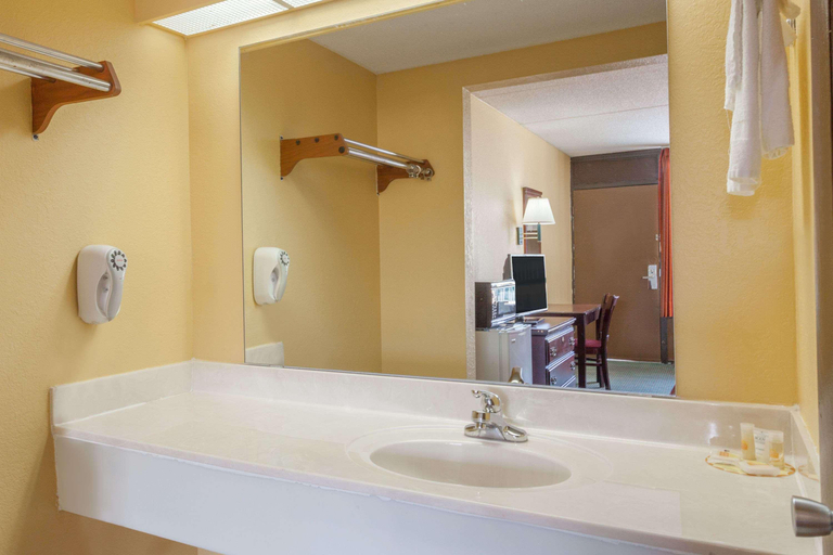 Bathroom 5, Days Inn by Wyndham BNA St Thomas W Hosp, Davidson