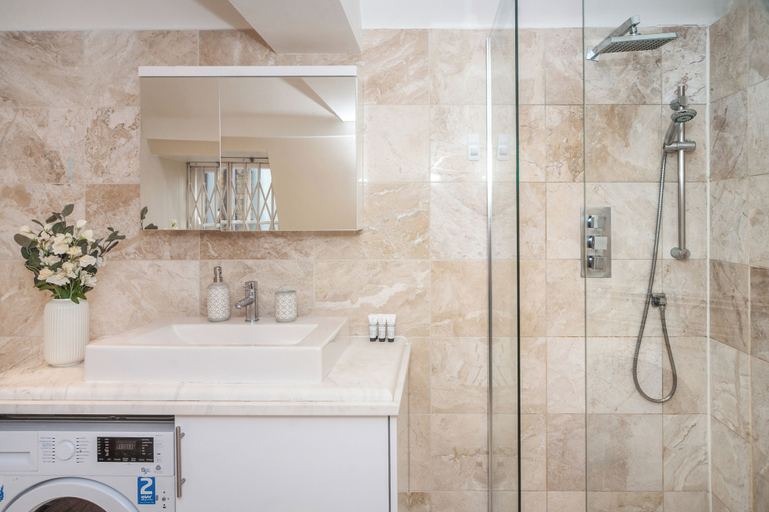 Bathroom 5, Spacious 3BR 2BA Flat in Central Soho, London
