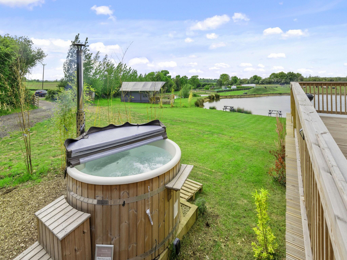 4, Chalet in Hertford with Lakeview Hot Tub, Hertfordshire