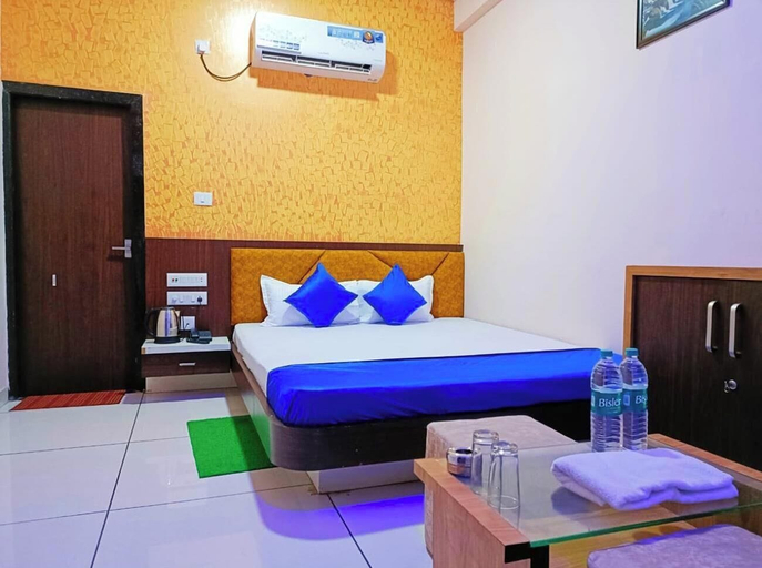 Room 2, Hotel Shree Rajrajeshwar Palace, West Nimar