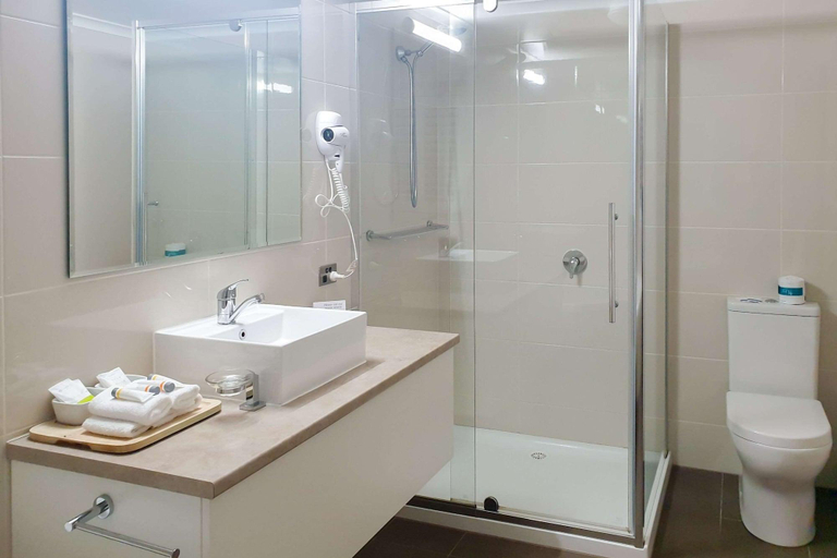 Bathroom 2, Waves Motel and Apartments, Warrnambool