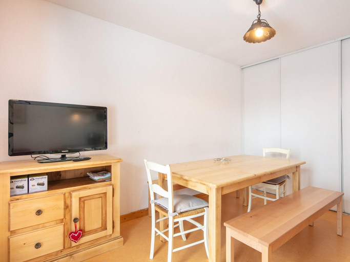 5, Apartment in French Alps with Pool Access, Savoie