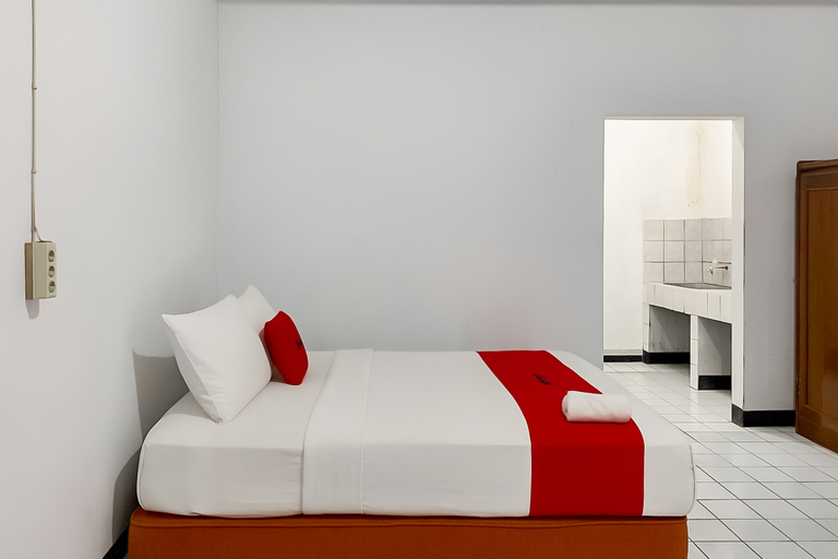 Bedroom 5, RedDoorz Syariah near Stadion Persikas Subang, Subang