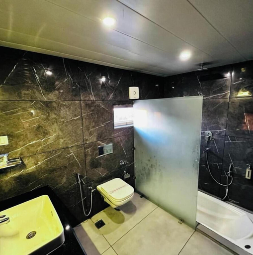 Bathroom 5, Lakes Nine, Nainital