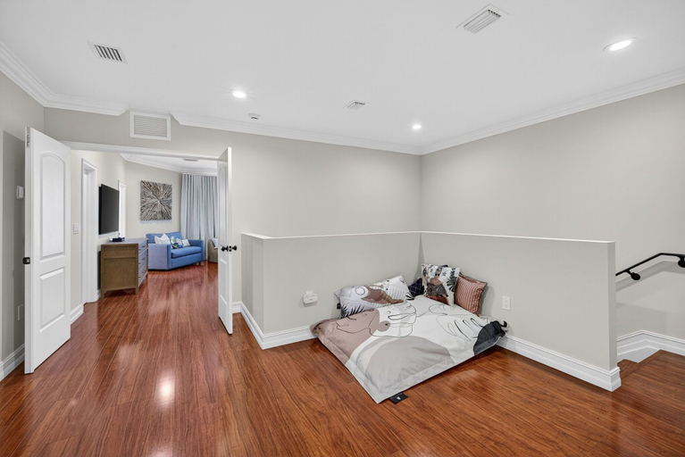 Living area 2, Daisy Townhouse Steps from The Beach, Broward
