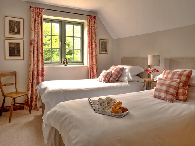5, Cottage in Cotswolds with Private Pool Access, Oxfordshire