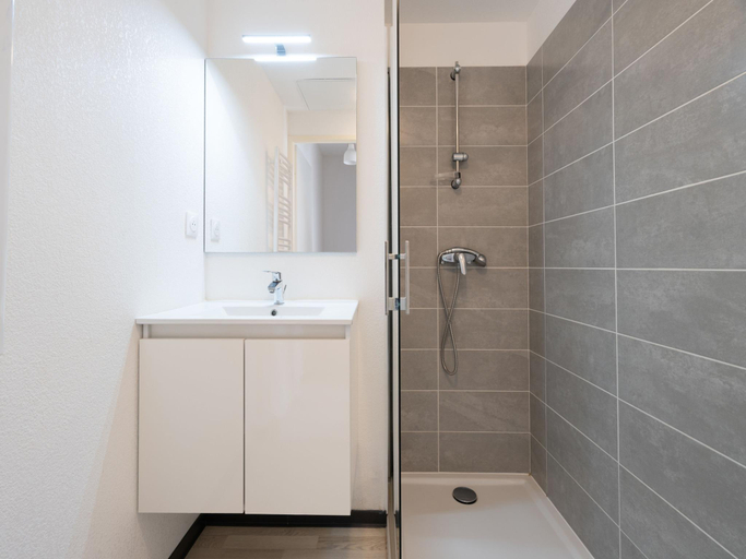 Bathroom, Sunny Villa Stay in Serignan, Hérault