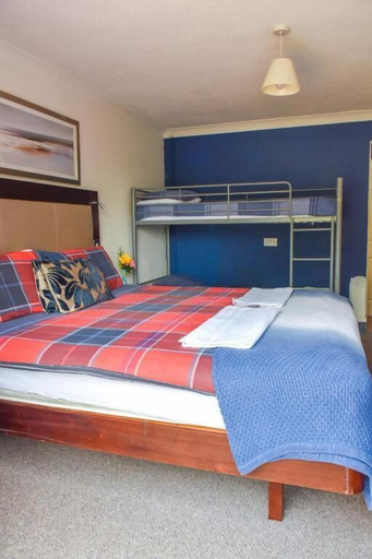 Room 3, Gatwick Castle B&B, Surrey
