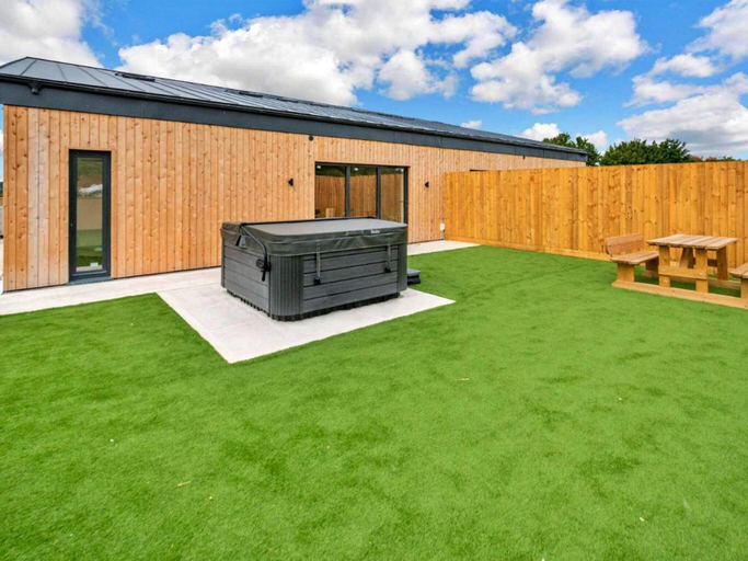 2, Cottage in Cotswolds with Hot Tub Garden, Gloucestershire