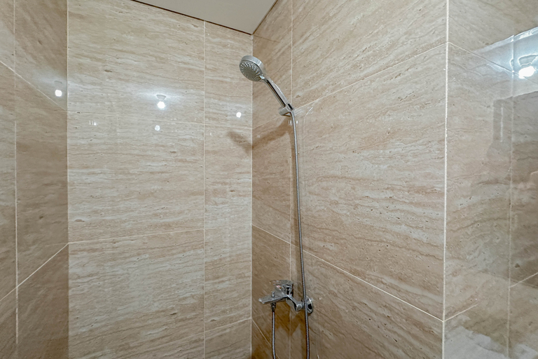 Bathroom 5, Simple Studio at The Trans Icon Surabaya Apartment By Travelio, Surabaya