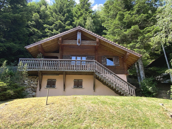 5, Chalet in La Bresse with Hot Tub Mountain Views, Vosges