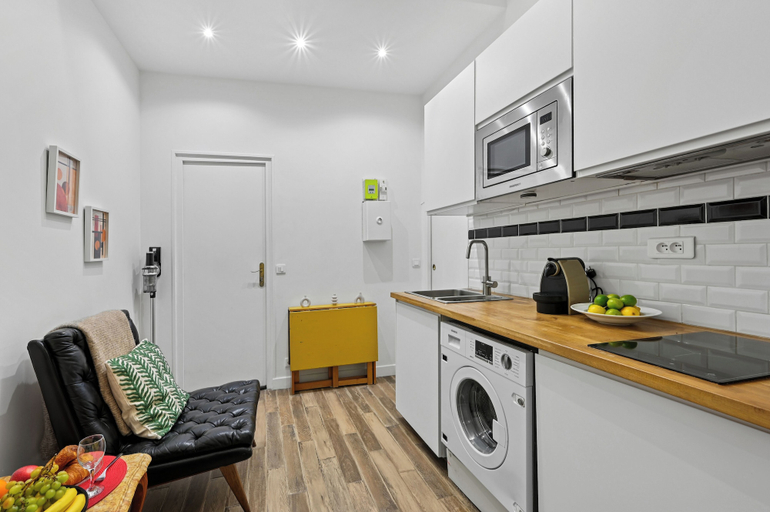 Private kitchen 5, Stylish 1BR Flat Near Luxembourg Gardens, Paris