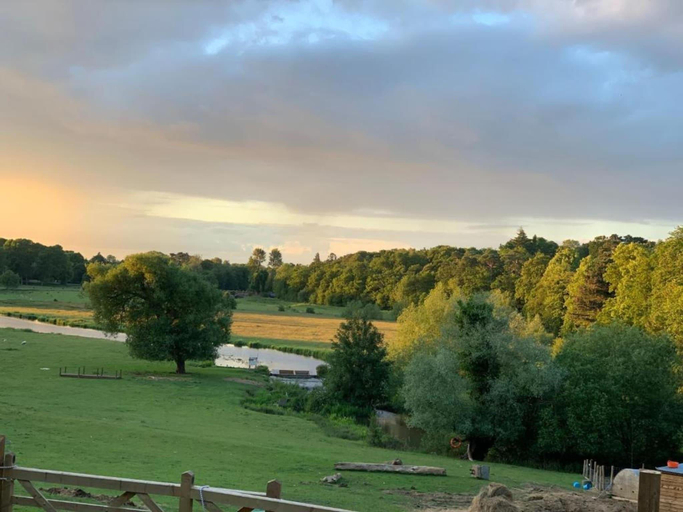 5, Chalet in Hertford with Lakeview Hot Tub, Hertfordshire