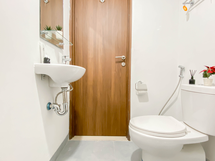 Bathroom 5, Cozy and Best Place Studio Apartment Royal Sentul Park By Travelio, Bogor