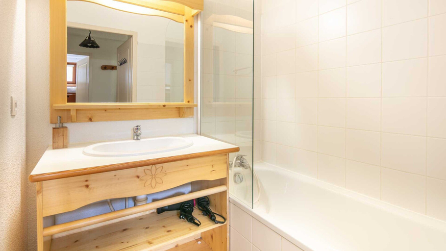 Bathroom, Apartment in Saint-sorlin-d\"arves Near ski, Savoie