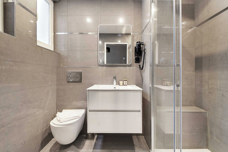 Bathroom 4, Modern Apartment - 2br/8p - Near Opera Garnier, Paris
