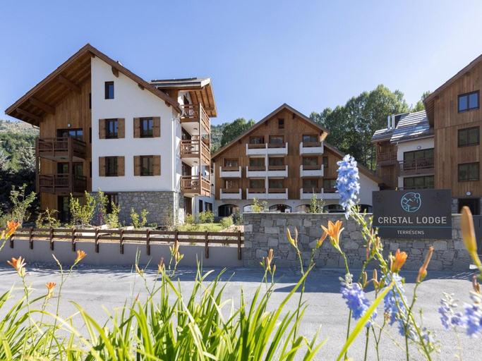 4, Chalet in Chantemerle with Sunny Ski Slopes, Hautes-Alpes