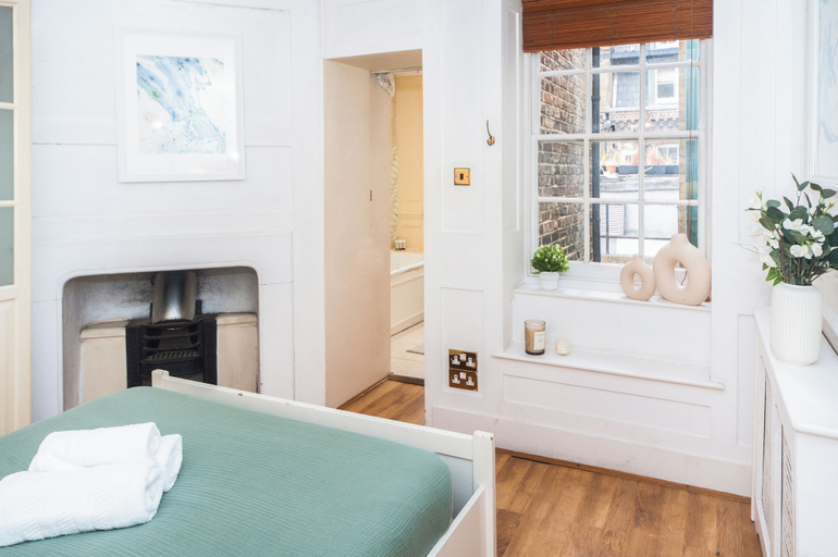 Room 2, Spacious 3BR 2BA Flat in Central Soho, London