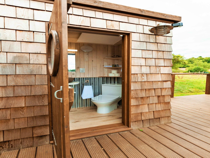 5, Chalet in Kent with Hot Tub Countryside Views, Kent