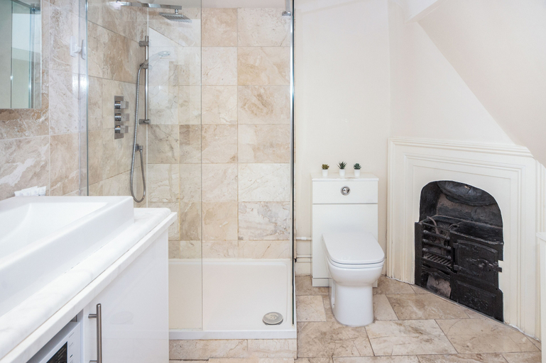 Bathroom 4, Spacious 3BR 2BA Flat in Central Soho, London