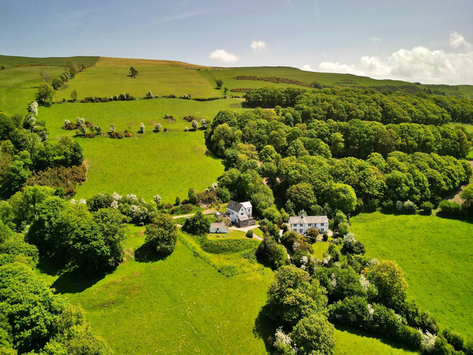 3, Cottage in Conwy with Hot Tub Mountain Views, Conwy