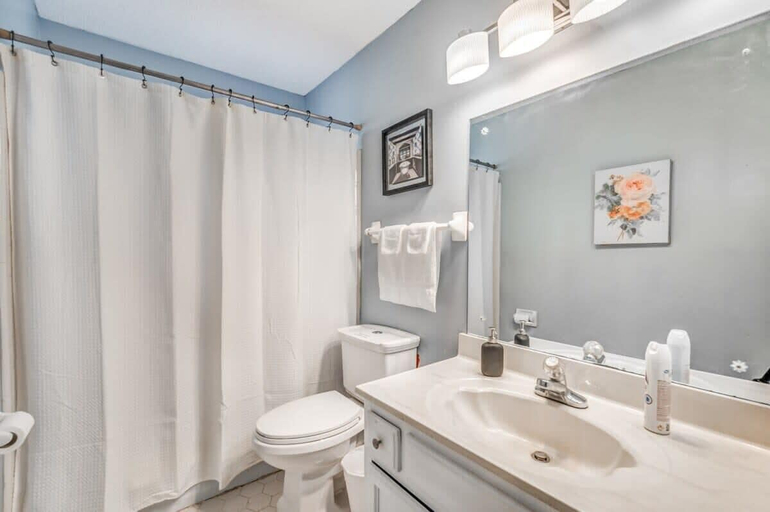 Bathroom 5, Hardwood Guesthouse, Shelby