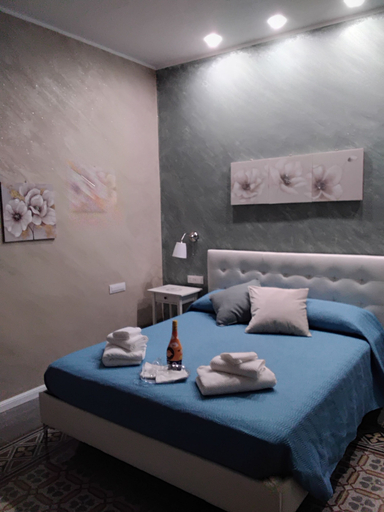 Champagne service 3, Anninedda rooms, Palermo