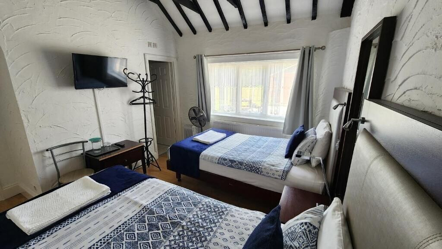 Room 4, Gatwick Castle B&B, Surrey