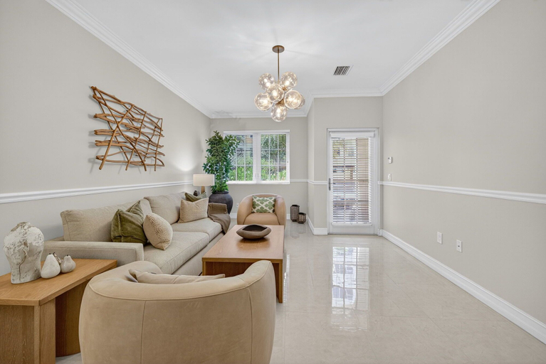 Living area 3, Daisy Townhouse Steps from The Beach, Broward