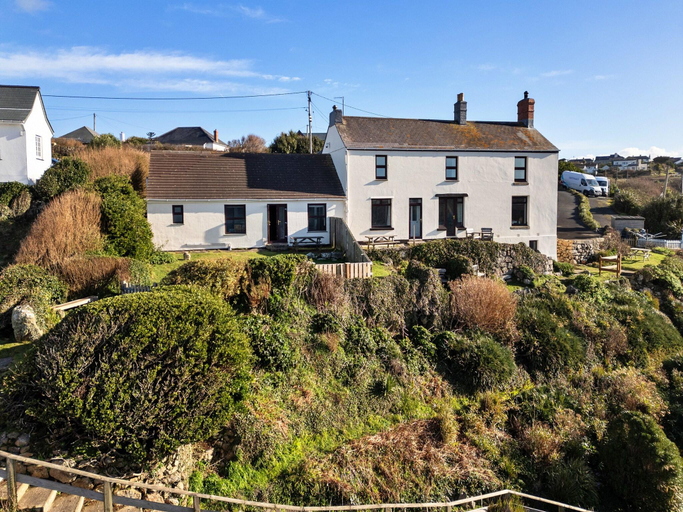 5, Cottage in Sennen Cove with Stunning Beach Views, Cornwall