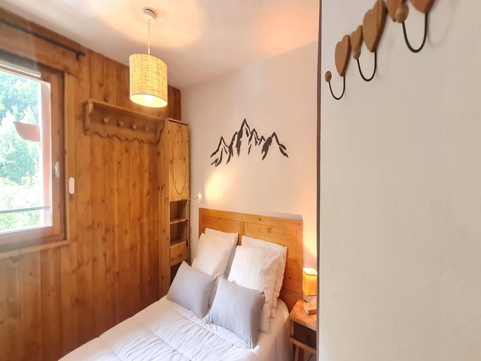 4, Charming 2-Bedroom Apartment, Isère
