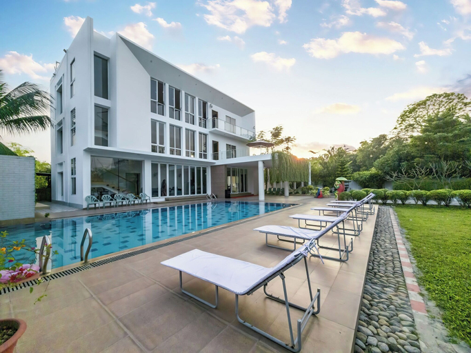 Front of property 2, Hazari Cottage & Resort, Gazipur