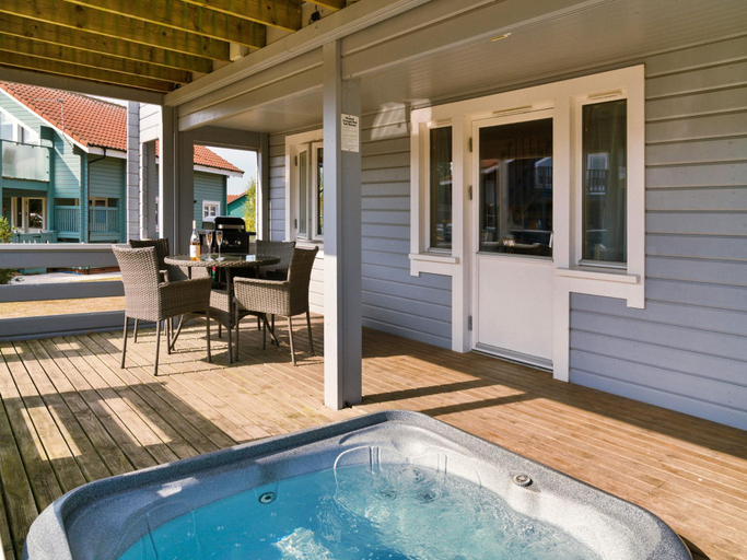 3, Lodge in Caldecott Hall with Private Hot Tub, Norfolk