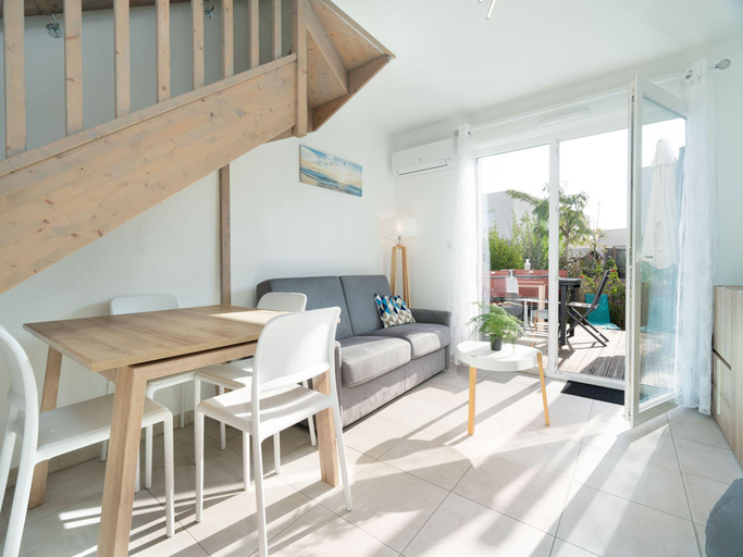 Others 5, Coastal Comfort in Valras-Plage, Hérault
