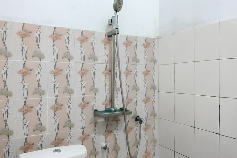 Bathroom 3, RedDoorz Syariah near Stadion Persikas Subang, Subang