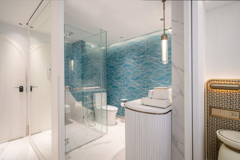 Bathroom 5, Melia Pattaya Hotel, Pattaya