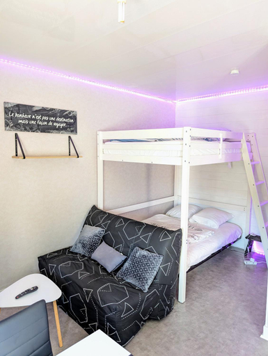 Bedroom 3, Grands Studios Maillochon acces Gare de Poitiers et Centre ville a Pieds, Vienne