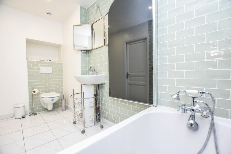 Bathroom 3, Elegant Apartment - 3br/8p - Gare de L'est, Paris