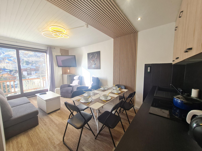 3, Central Apartment with Balcony, Isère